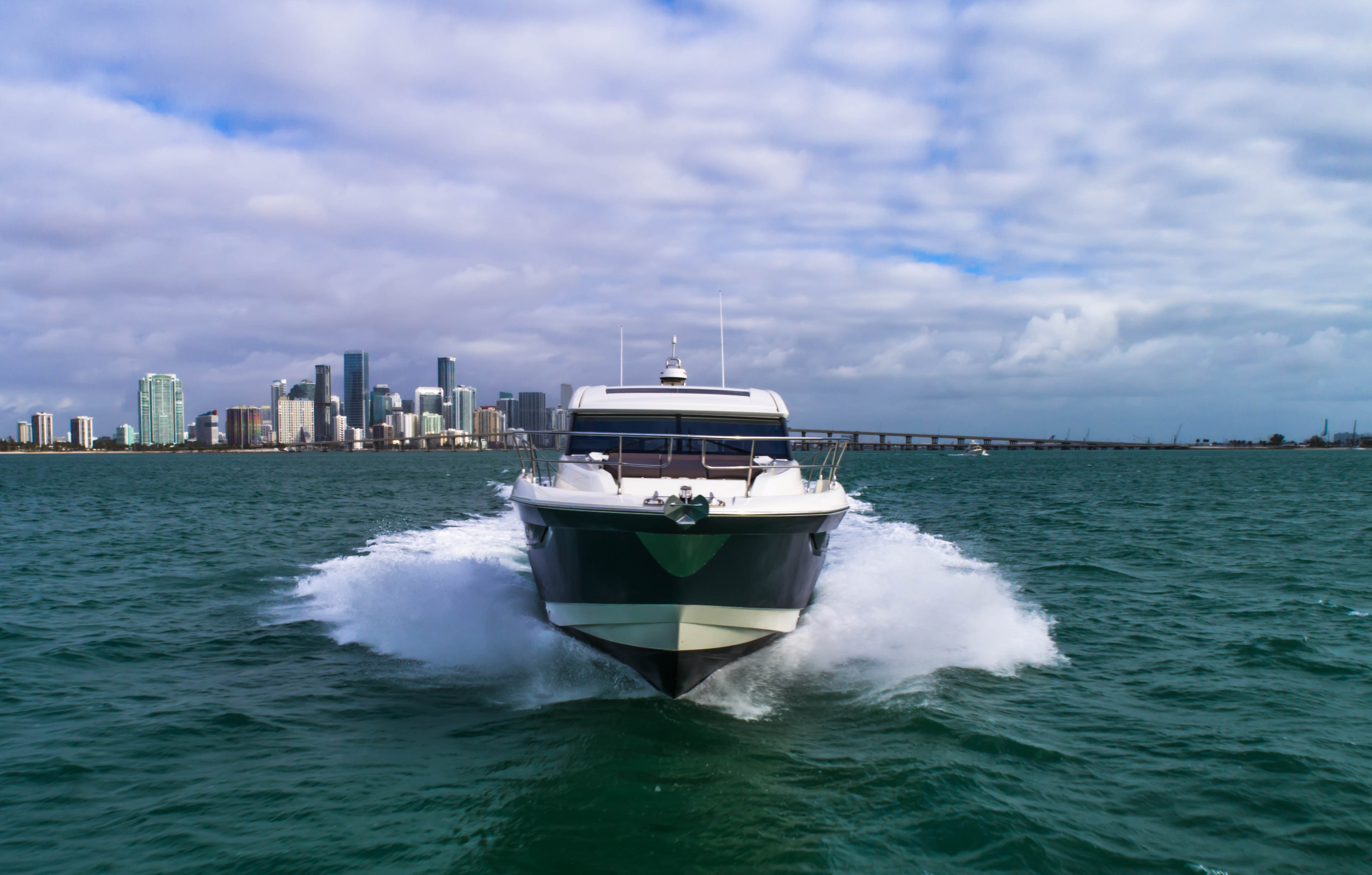 Prestige 520 S coming towards