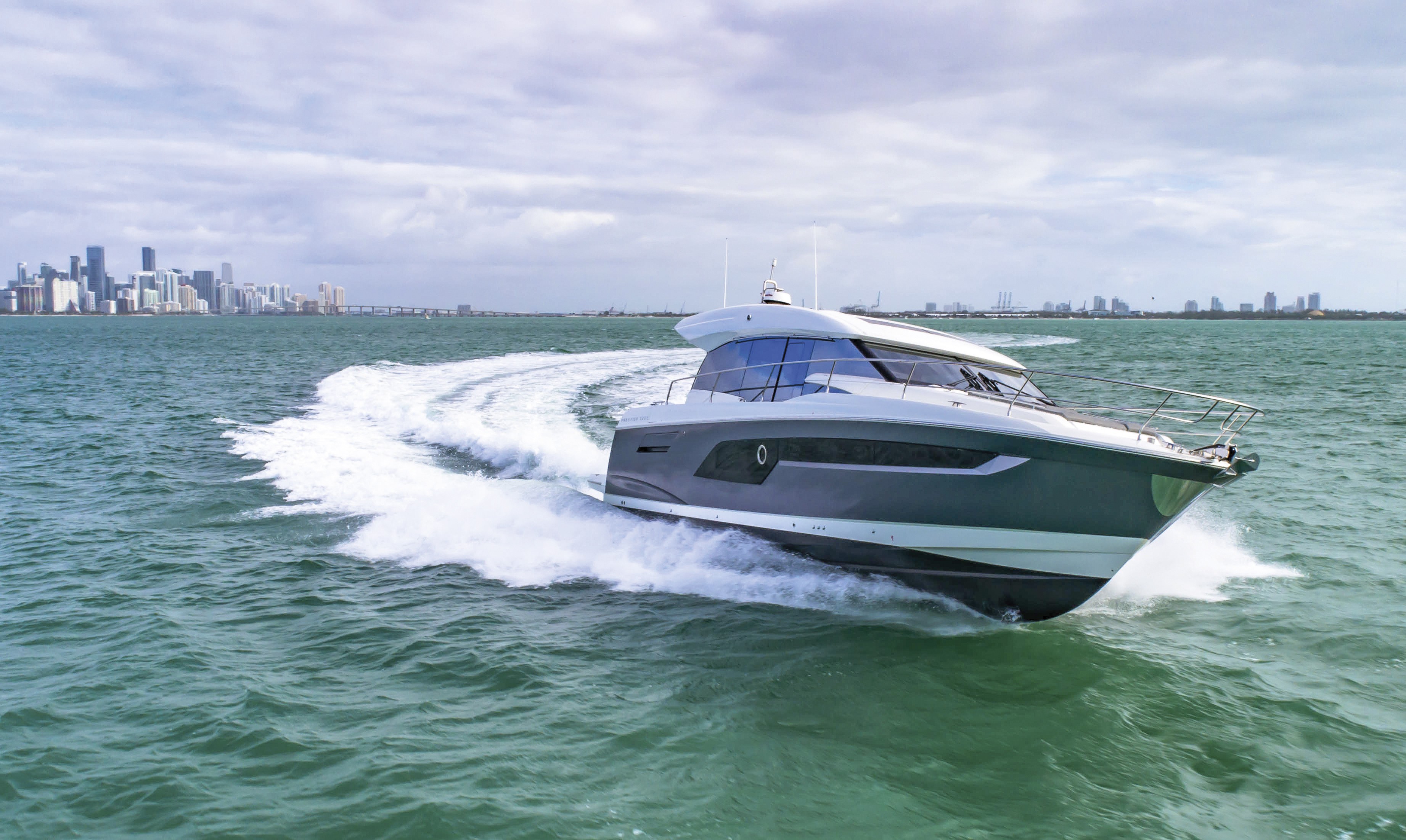 Prestige 520 S sailing forward