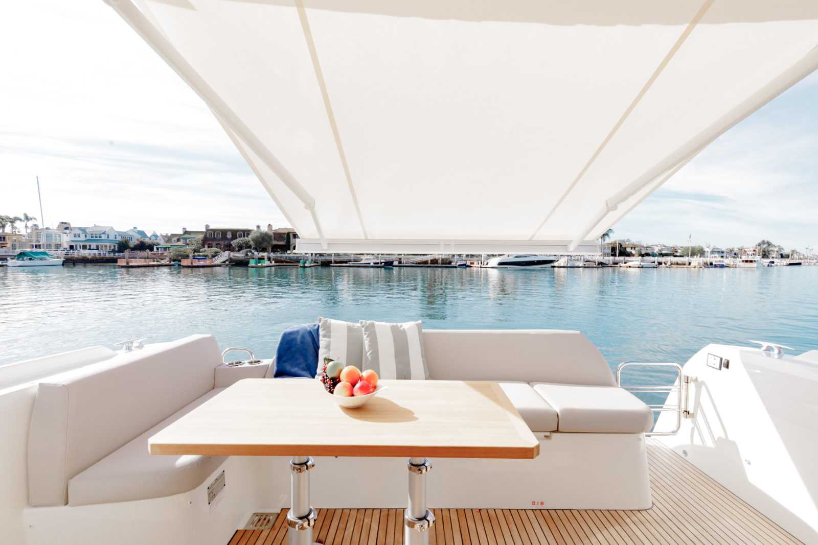 Prestige 420 eating area