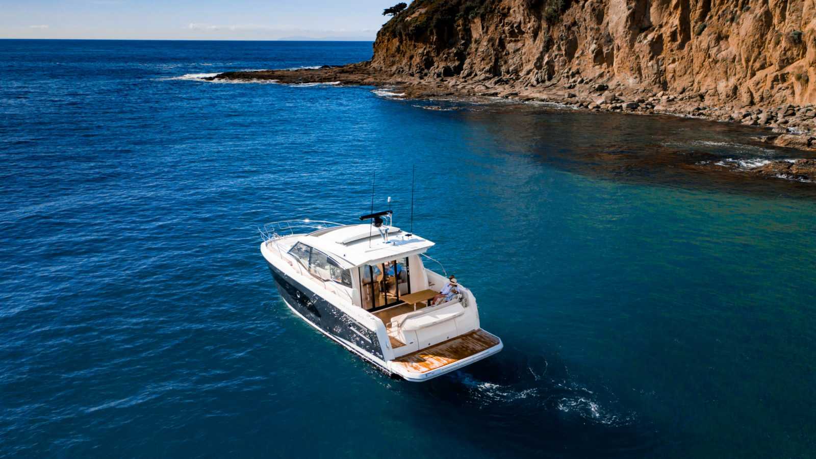 Prestige 420 S on the water