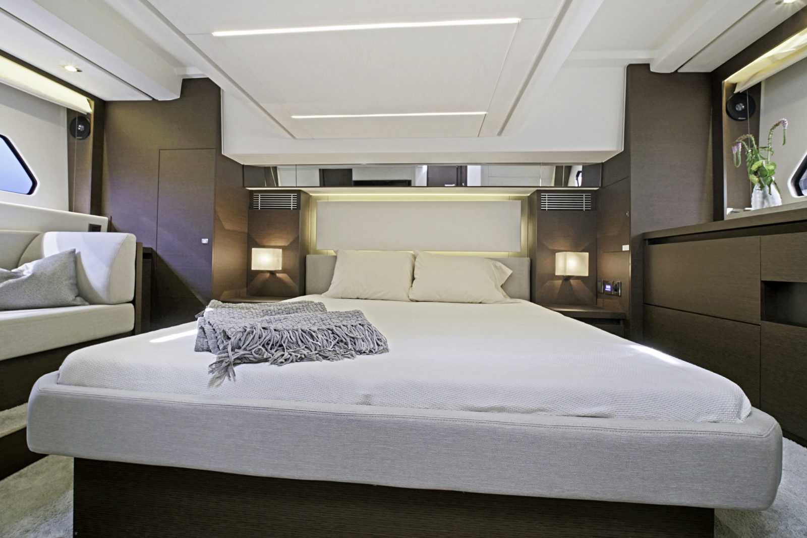 Presige 460S bedroom interior