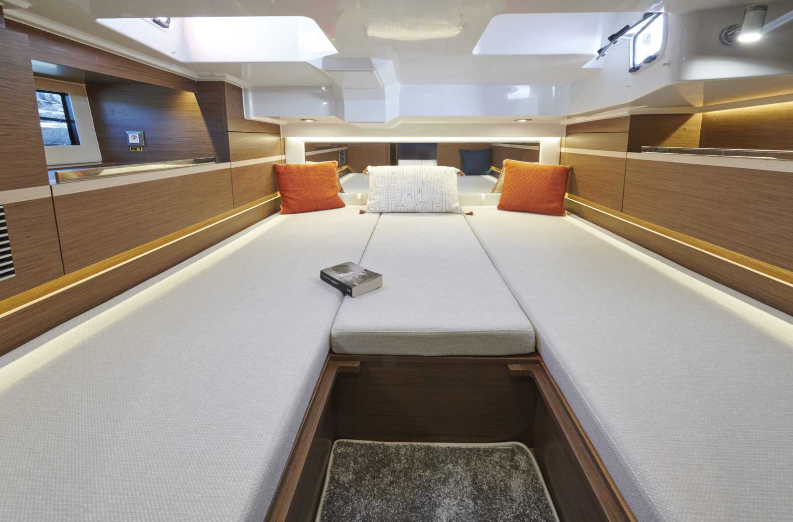 Cap Camarat 10.5WA S2 lounge area