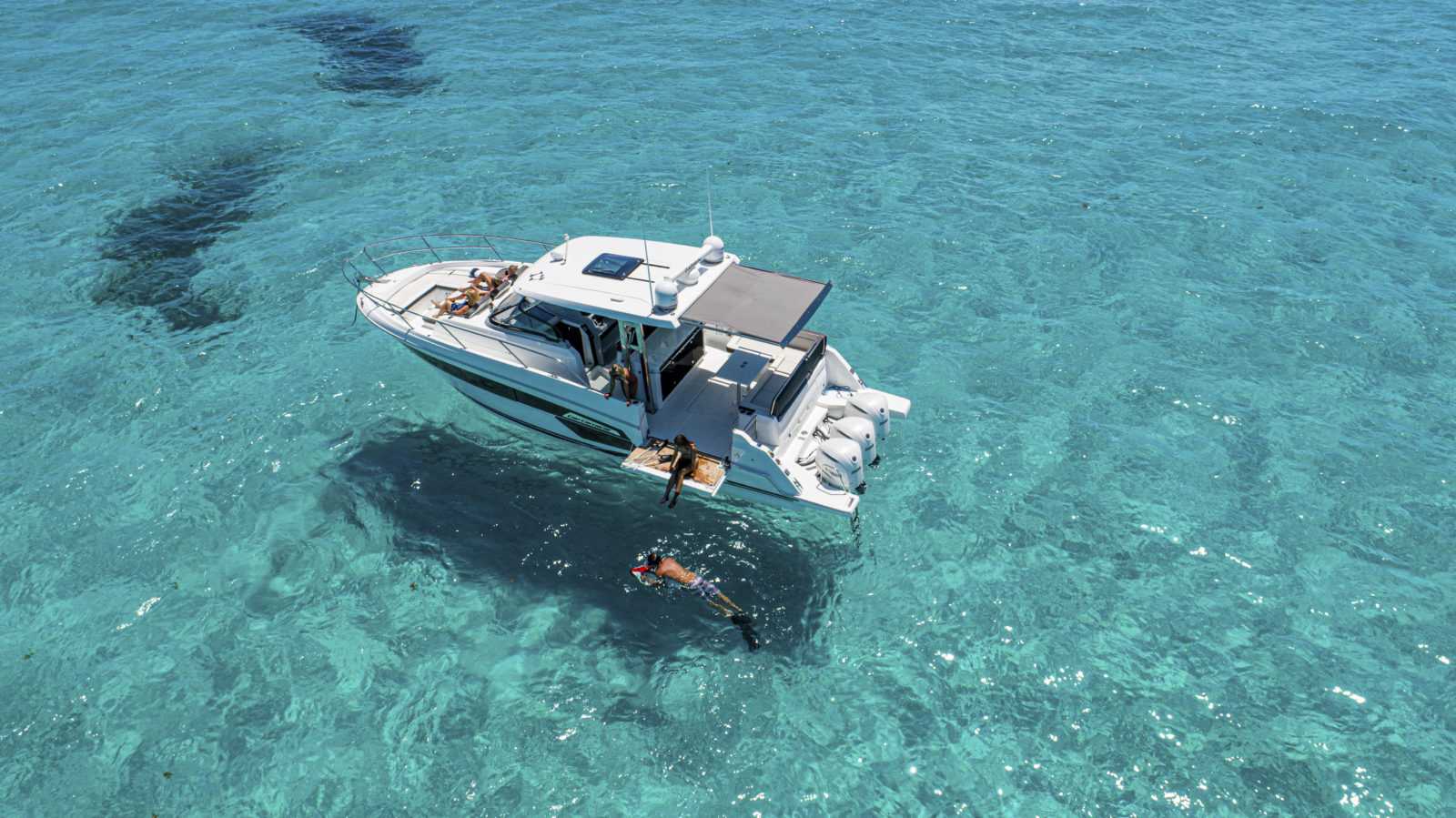 Cap Camrat 12.5WA on the clear water