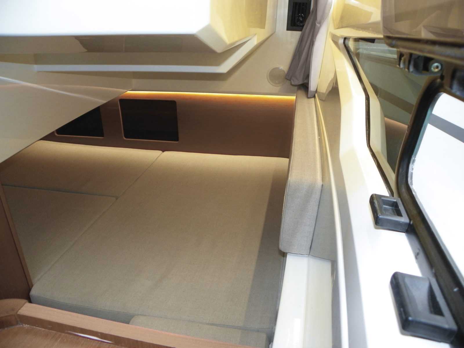 Jeanneau 895 inside