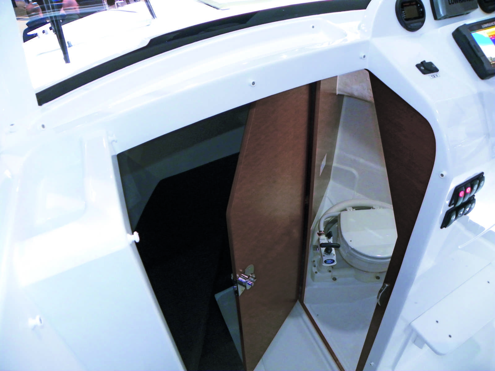 below deck in Mery Fisher 695 Sport S2