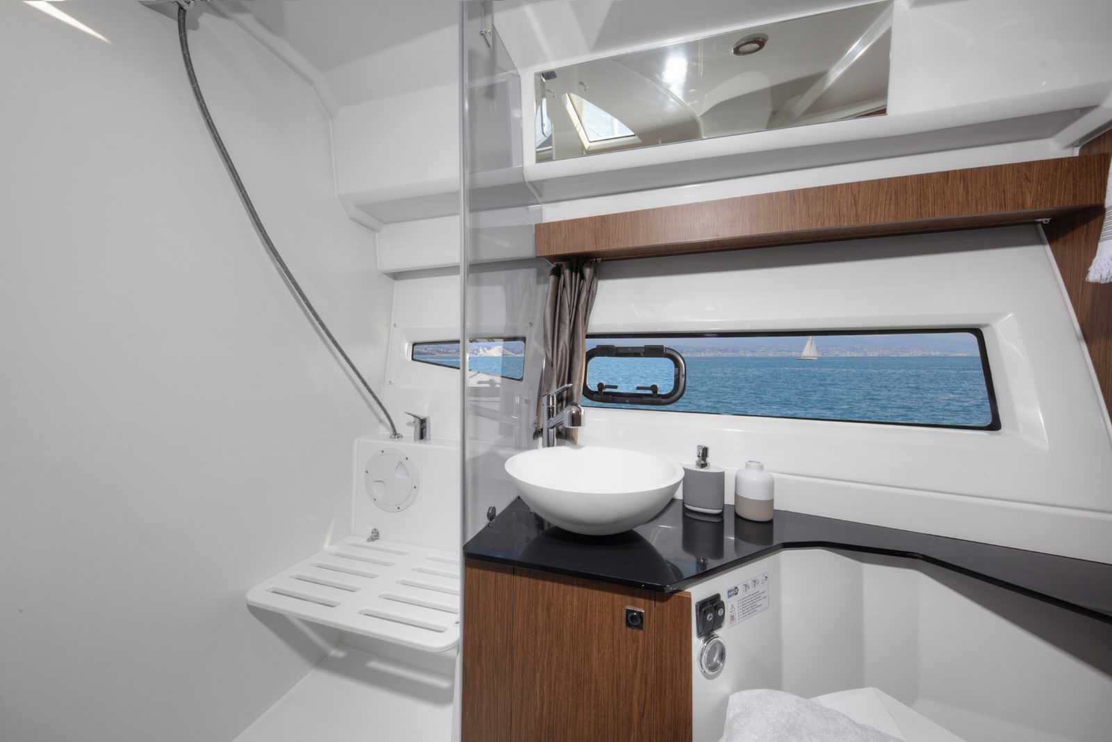Bathroom in Merry Fisher Flybridge 1095