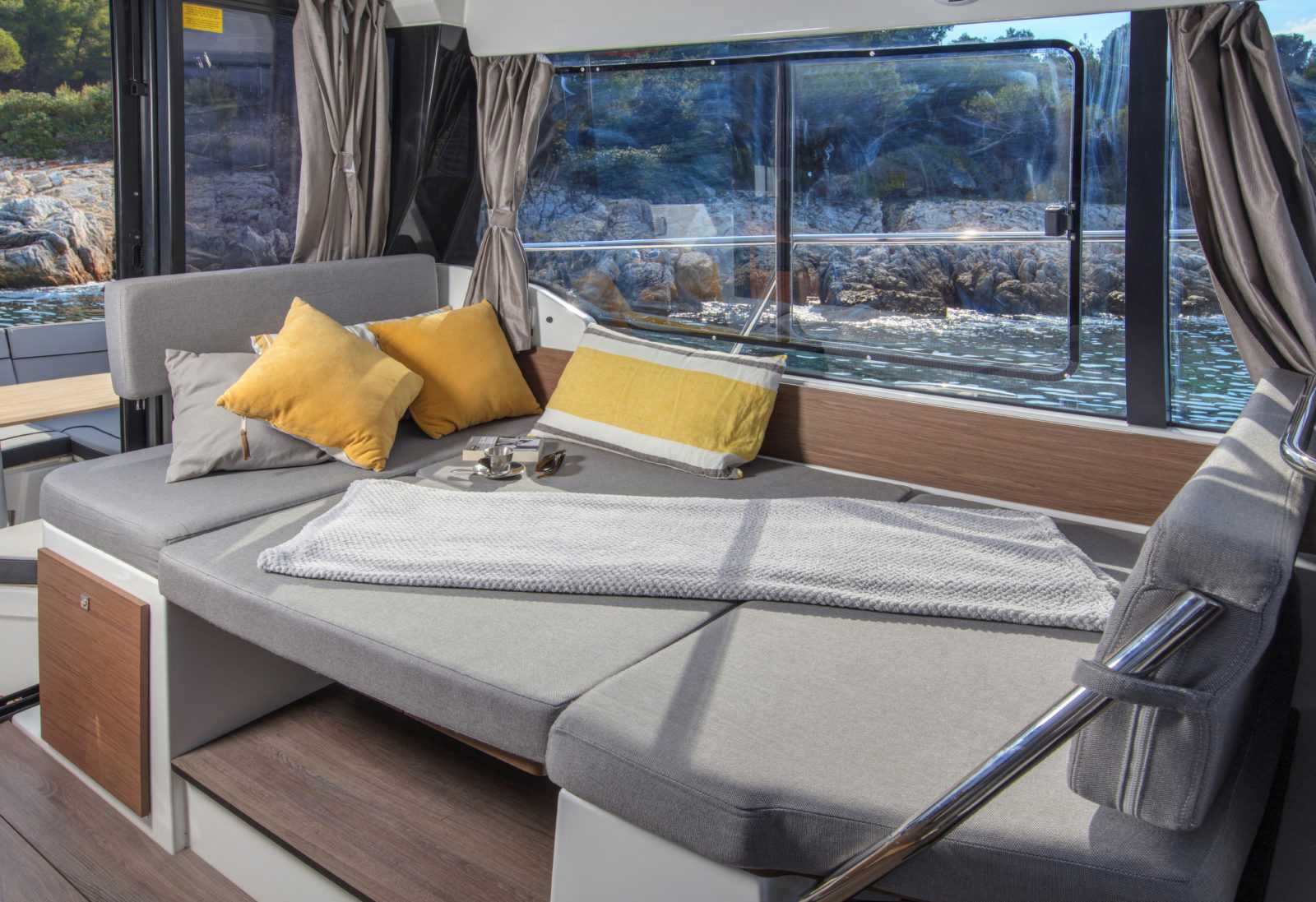 Bed in Merry Fisher Flybridge 1095