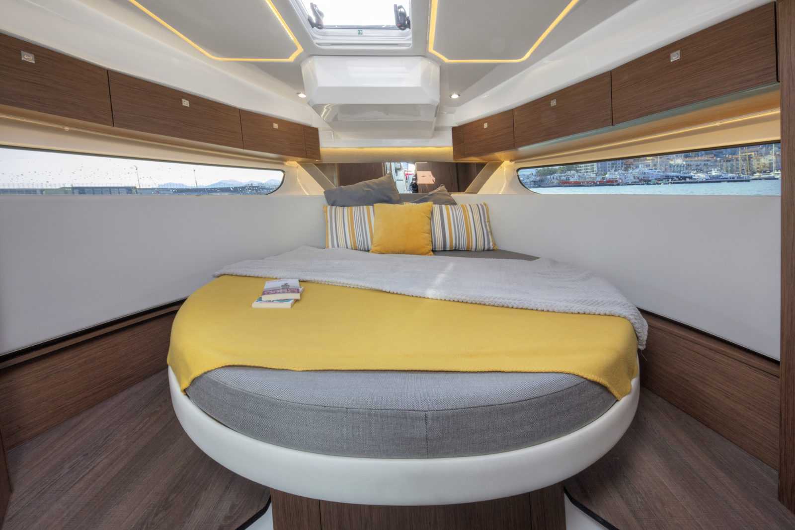 Master bed in Merry Fisher Flybridge 1095