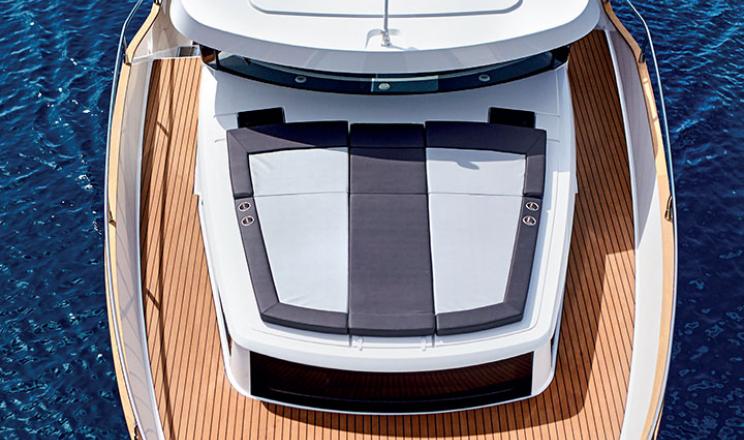 Top of Delphia 12 fly lounge