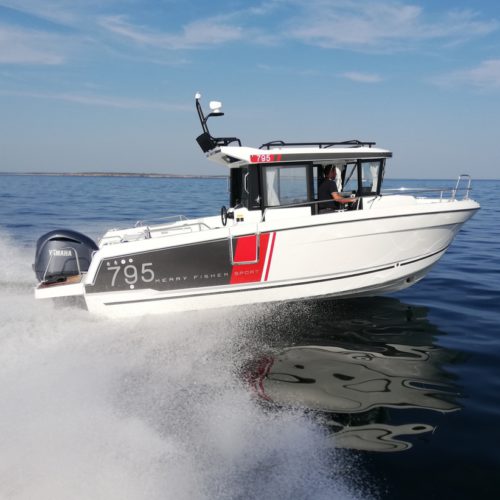 Jeannea Merry Fisher Sport, side view - blasting through the ocean