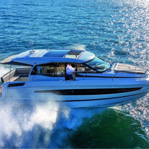 Jeanneau NC - Side view of boat spraying mist